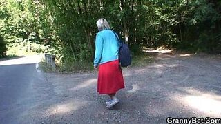 He picks up and bangs granny outside - porn video